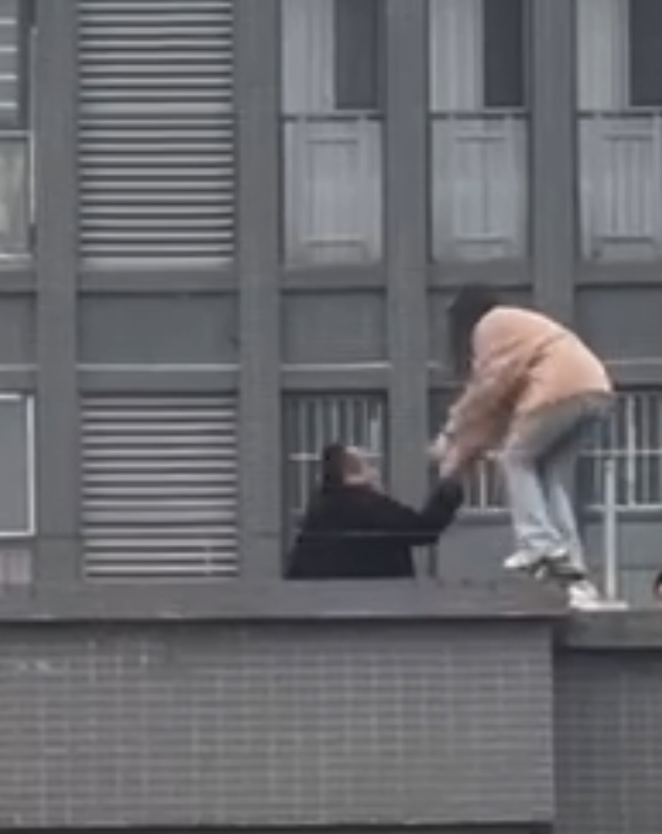 湖南武冈：千钧时刻，民警一把将她拽回