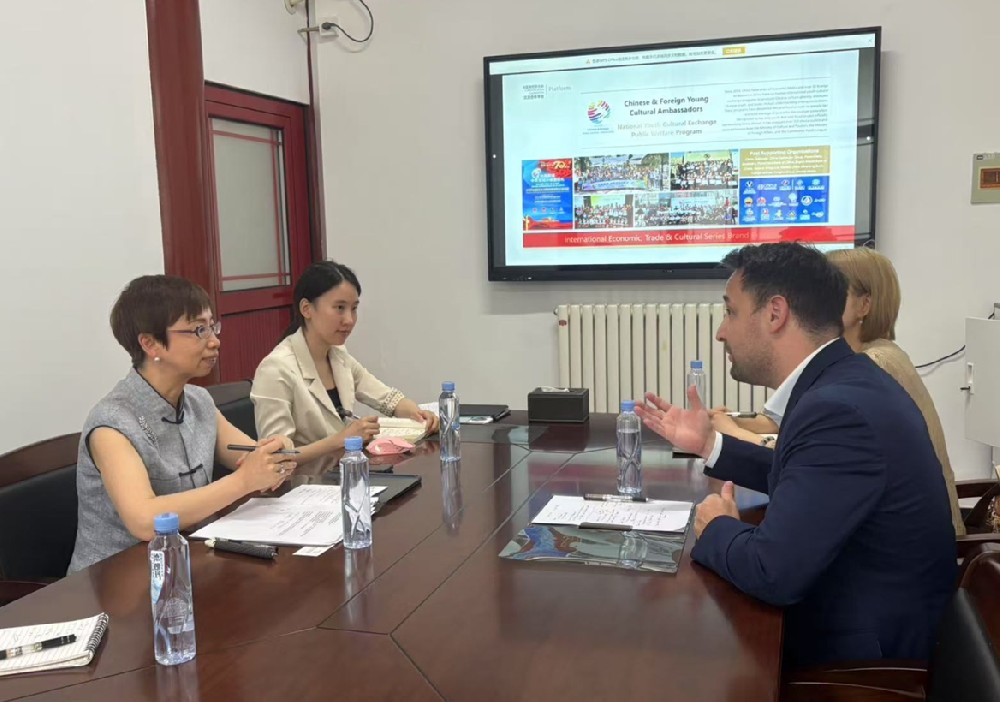 全国商报联合会秘书长姜尚源与加中贸易理事会首席代表举行工作会谈
