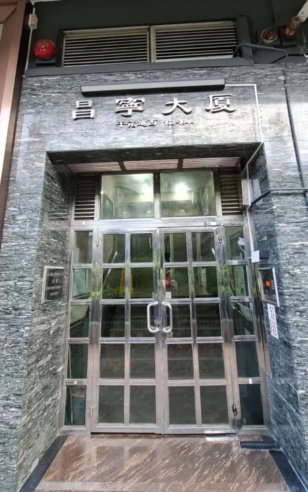 18岁内地女大学生在香港坠楼身亡，警方披露详情：现场检获遗书，生前曾卷入电诈案