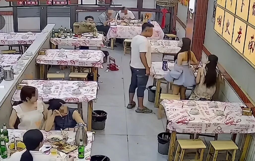 两女生吃夜宵遭邻桌陌生男子“摸头”，要求道歉反遭其同伴辱骂；南昌警方：案件还在调查处理