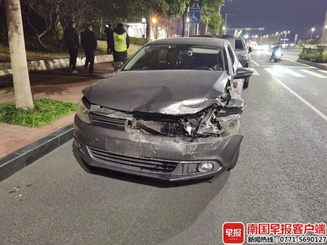 广西南宁五象大道一车连撞多车致多人受伤,一车主称肇事车撞车后翻滚几圈,交警:正在调查事故原因