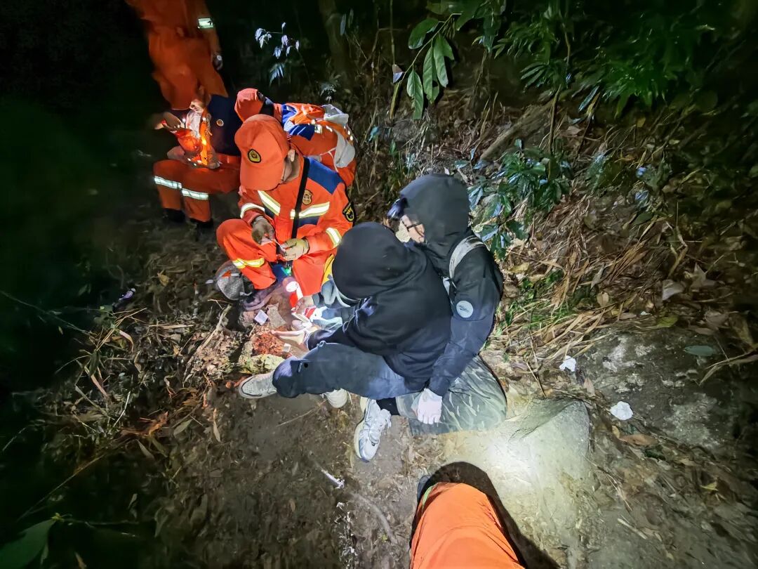 广东两名女子跟随驴友群8人徒步,因体力不支被弃荒野;被发现时脚底多处磨出水泡,大腿持续抽筋、体温下降